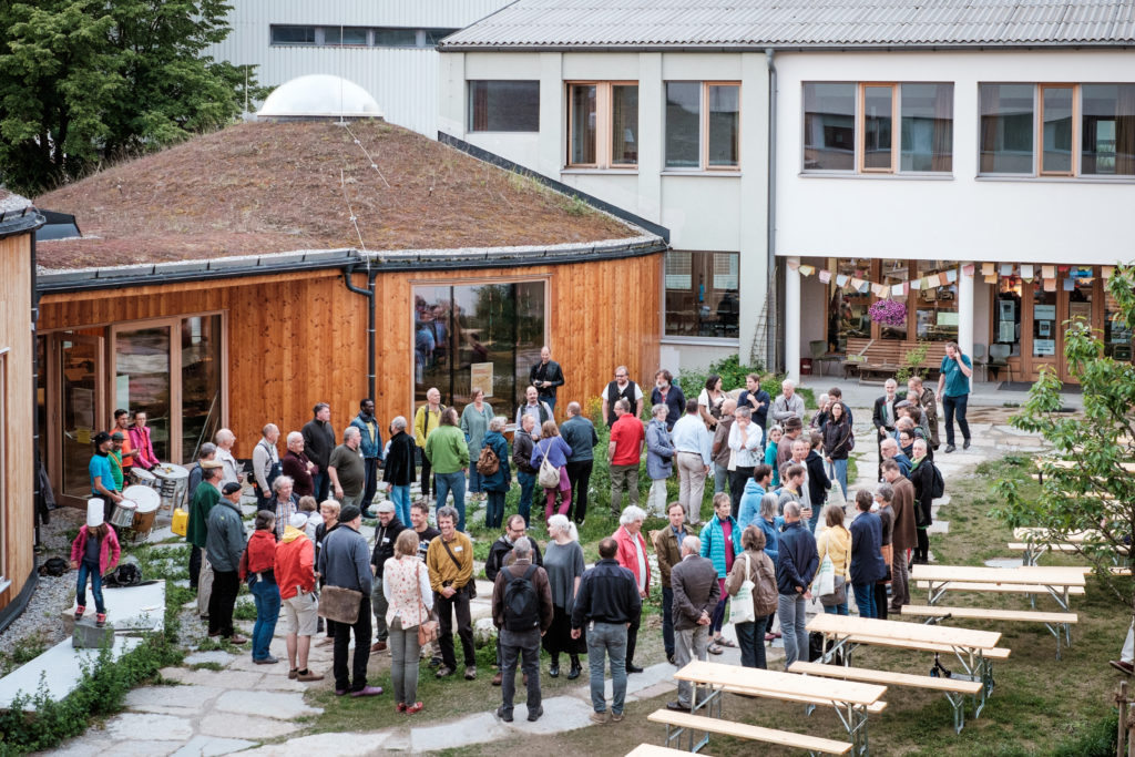 Foto: Pfingstsymposium Runde draußen
