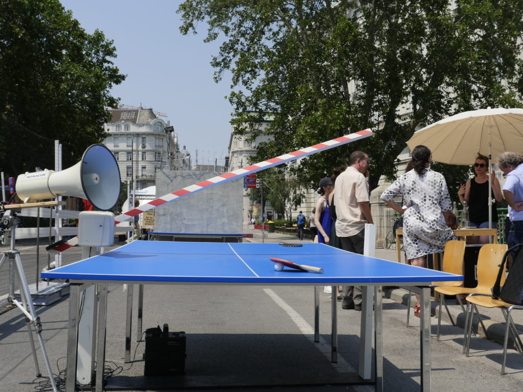Die Installation "Spielfeld", zwei Ping-Pong-Felder mit Schranke bzw. Mauer statt Netz.